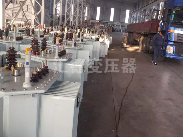 黔东南准备装车的变压器